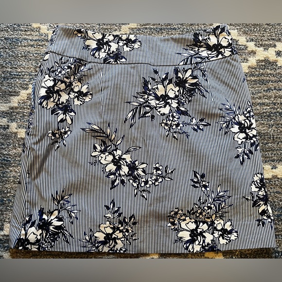 S.C&CO. Size 6 Skort Blue and White Striped with pockets. - Picture 5 of 5